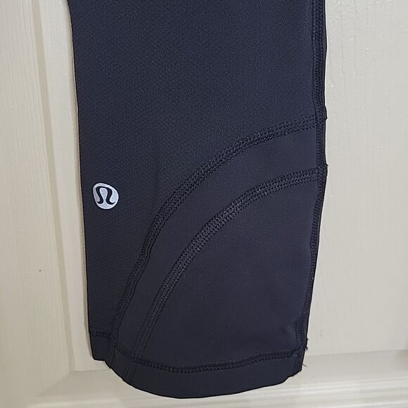 LULULEMON Cropped Black Legging with a Colorful Waistband Size 4 - Picture 5 of 7